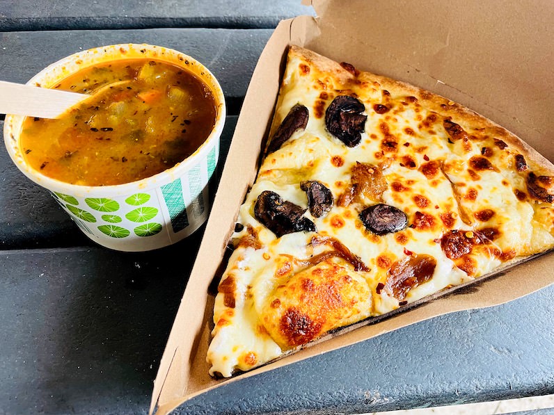 ホールフーズのスープとピザ