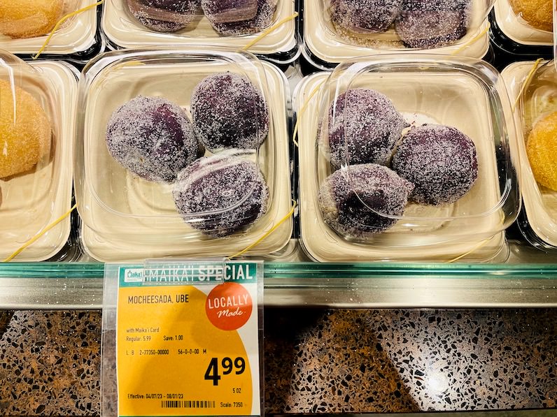 フードランドの売り場にあるウベ・マラサダ