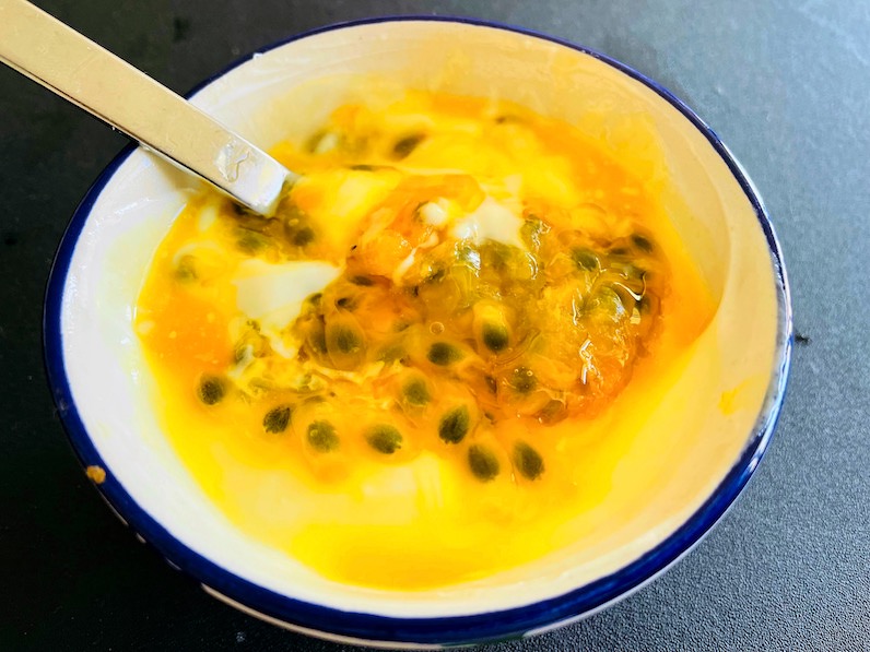 ハワイのリリコイでヨーグルトを食べる