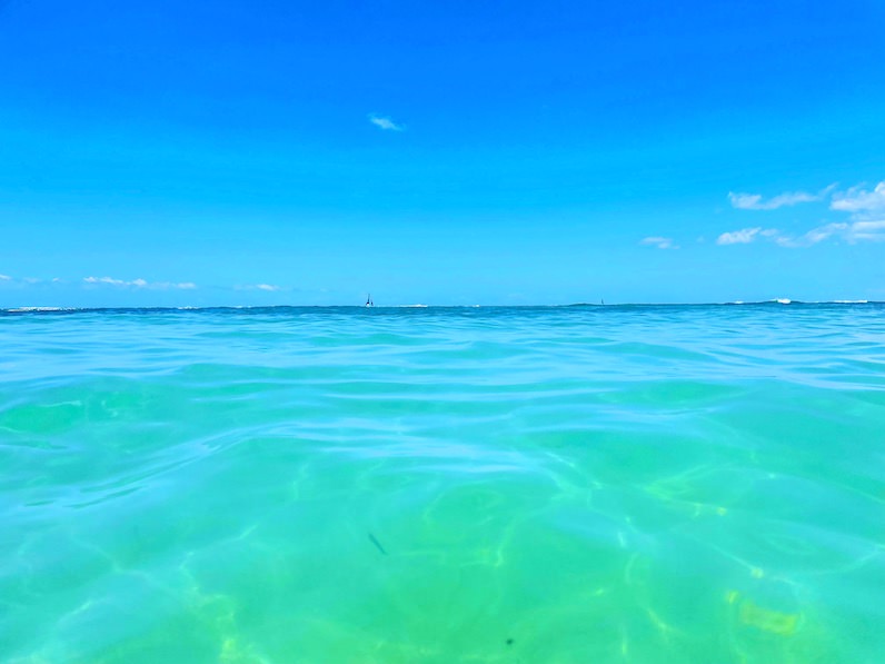 カイマナビーチの水面エメラルドグリーン