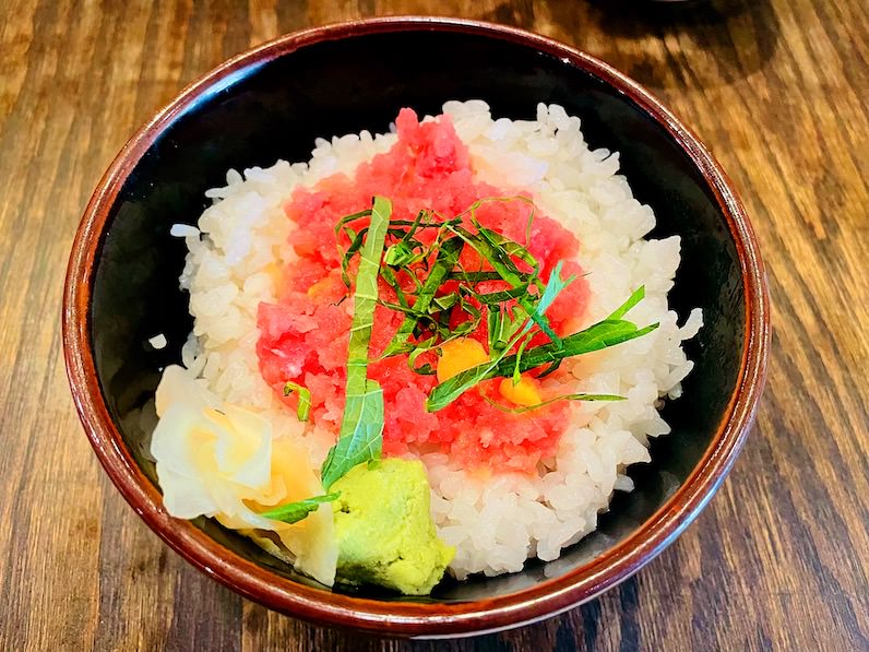 ハワイのつるとんたんのランチのどんぶりトロたく丼