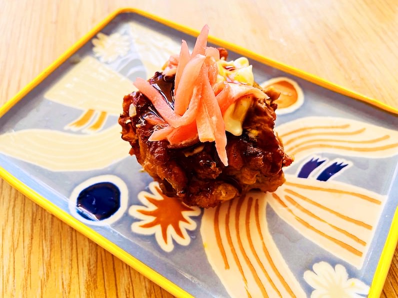 モチコチキンにマヨとソースと紅生姜かけて食べる