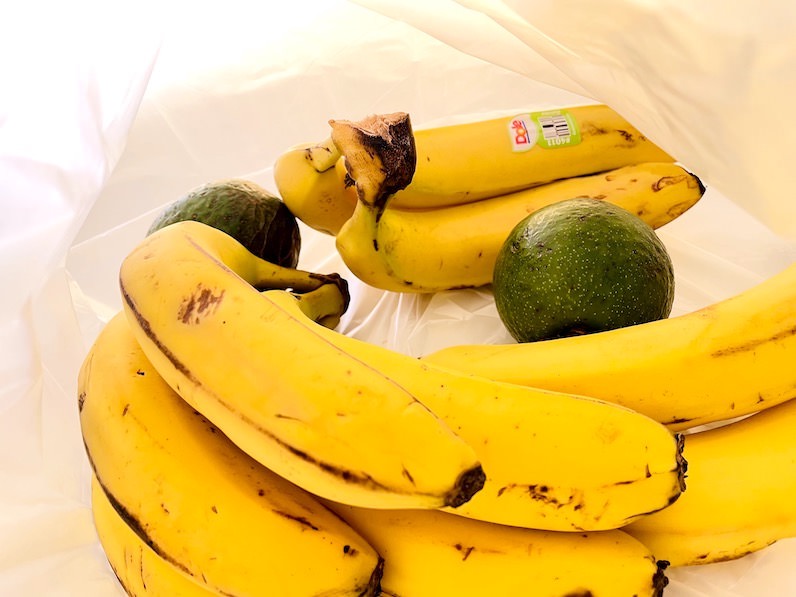 追熟のためバナナと一緒にアボガドを袋に入れる。