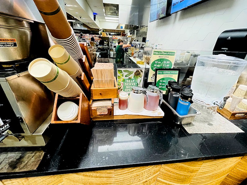 ダウントゥーアースコーヒーマシーンのカップ、ミルク、シュガー置き場