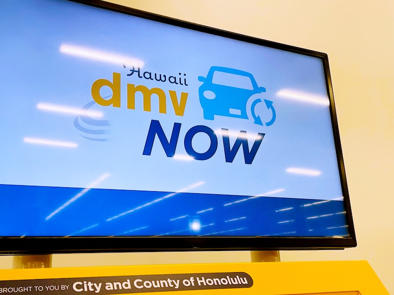 ハワイの車両登録更新機械の説明画面