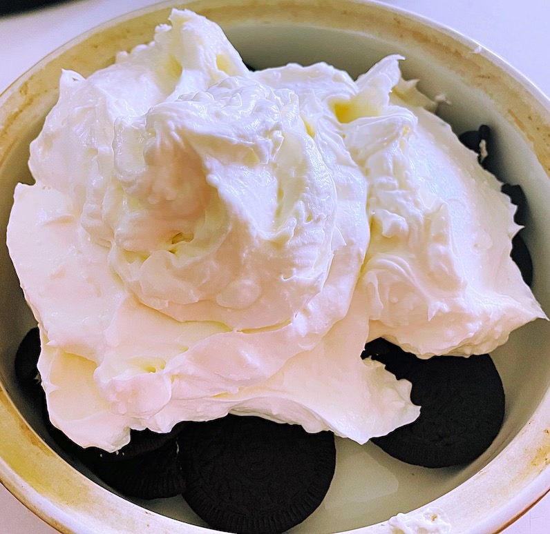 薄いオレオにクリーム乗っける