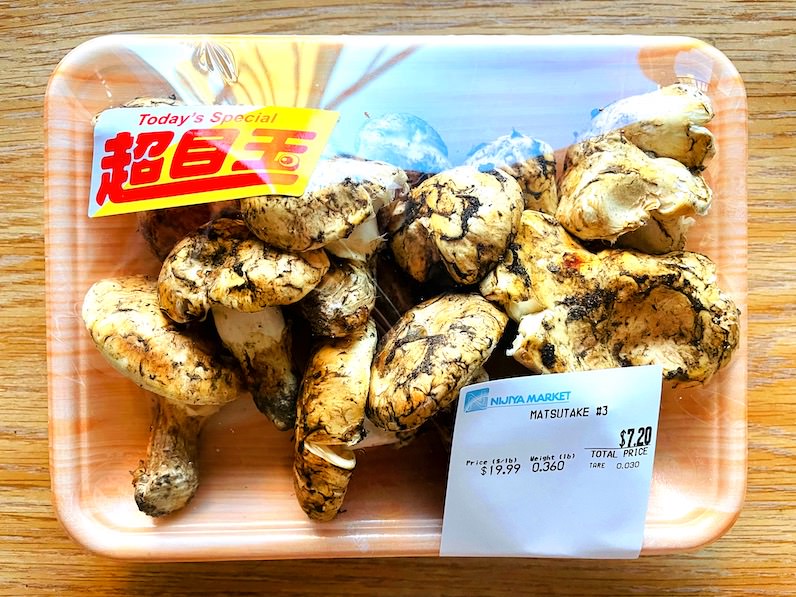 ハワイのニジヤマーケットの松茸