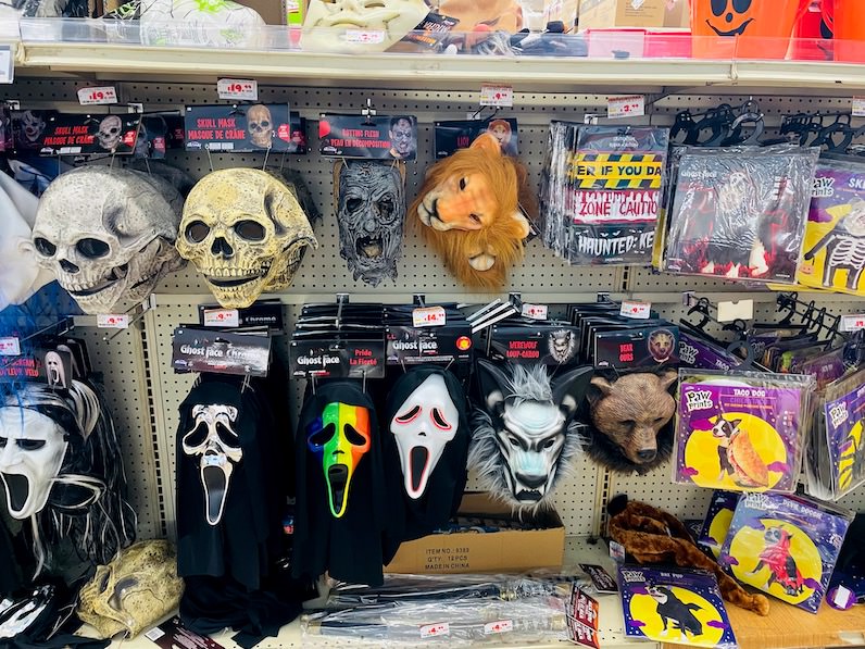ハワイのドン・キホーテのハロウィン売り場のアメリカンな商品