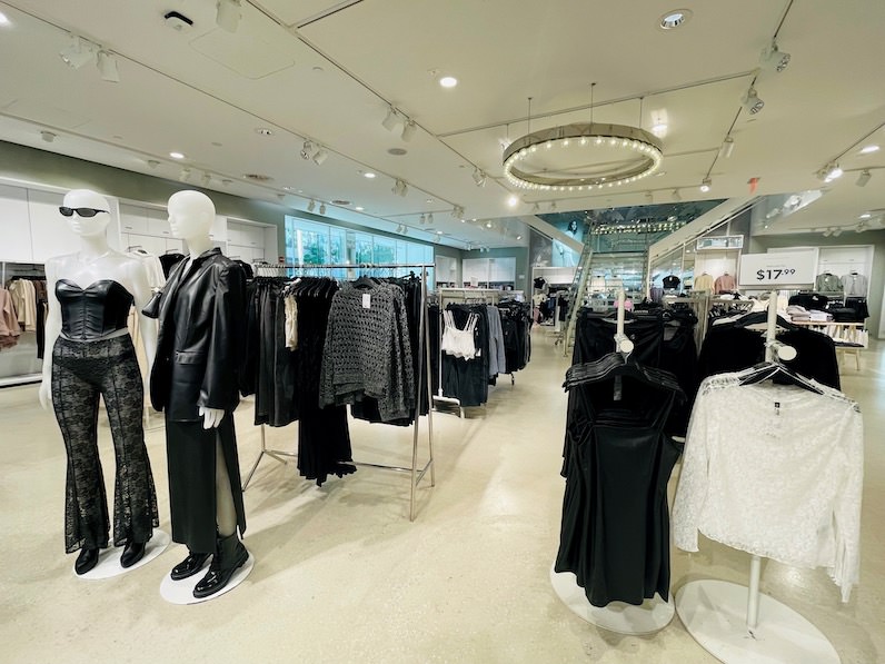 H&Mワイキキ店内