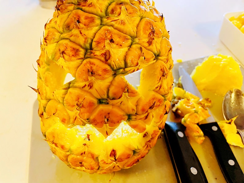 パイナップルをカットして目と口を作る