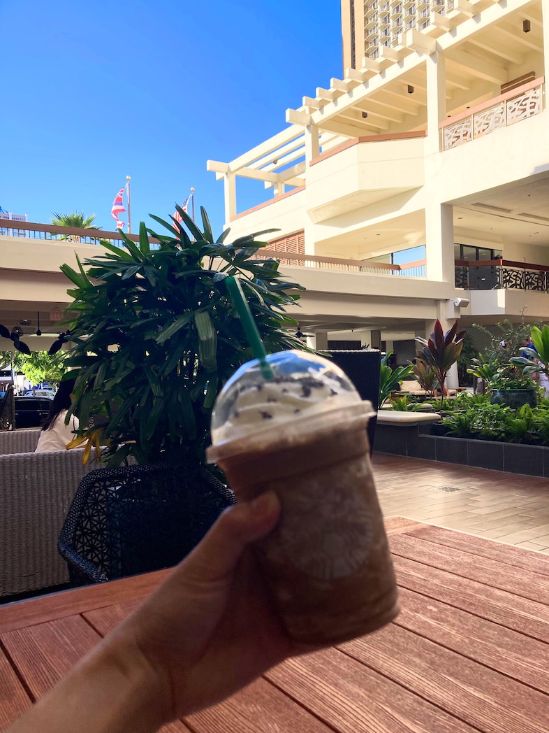 ハワイのスタバ季節限定の「ペパーミントモカフラペチーノ」と青空