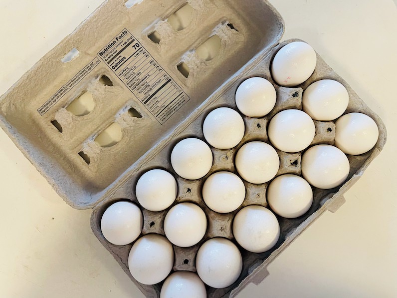 ハワイのウォールマートの卵18個入り