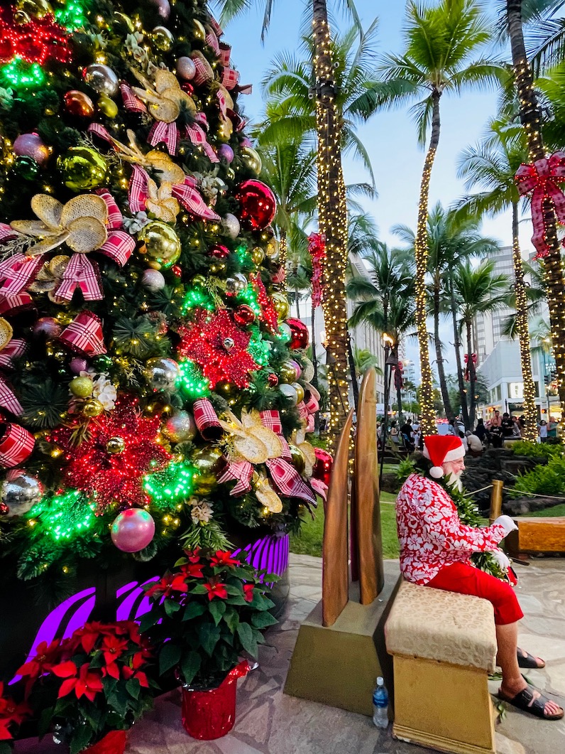ロイヤル・ハワイアン・センターのクリスマスツリーとサンタさん