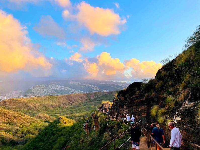 ダイヤモンドヘッドの登山道