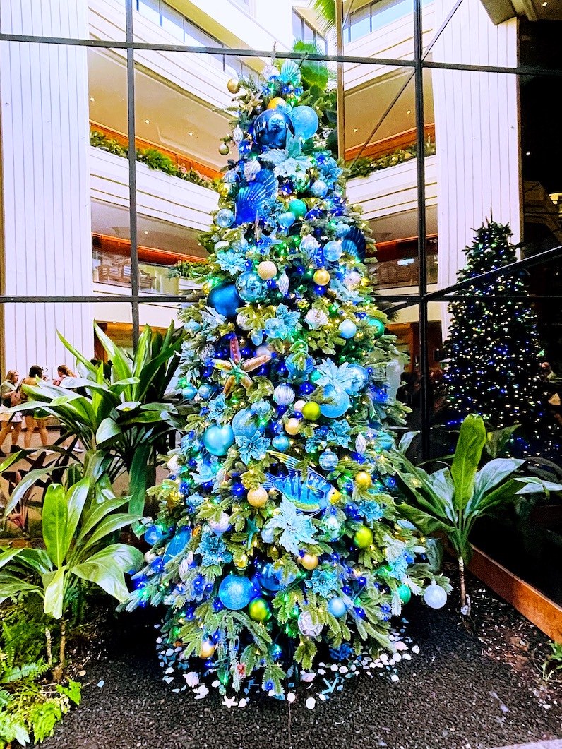 ハイアットリージェンシー・ワイキキビーチの１階のクリスマスツリー
