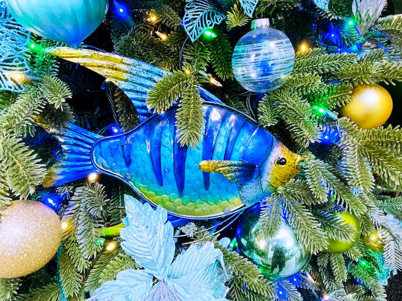 ハイアットリージェンシー・ワイキキビーチのクリスマスツリーの魚