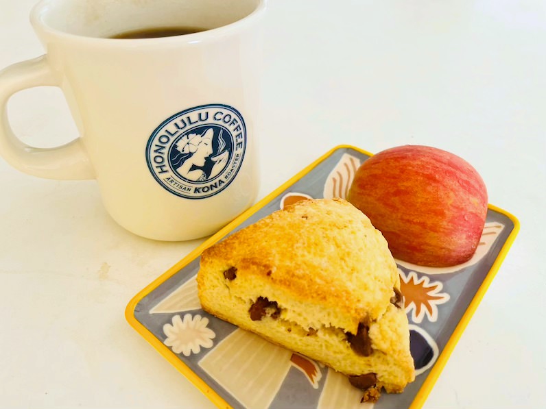 朝に焼いたチョコチップスコーン