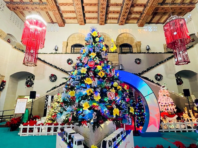 ホノルル高架鉄道（スカイライン）のクリスマスツリー