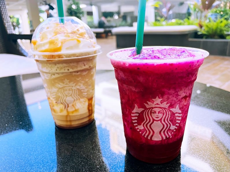 キャラメルフラペチーノとフローズン・マンゴー・ドラゴンフルーツ・レモネード