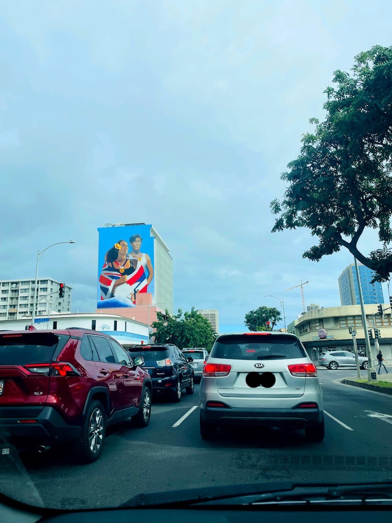 カリッサ・ムーアとデューク・カハナモクの壁画
