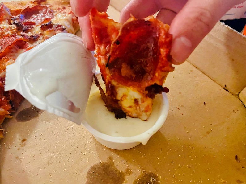 ピザをランチソースに付ける