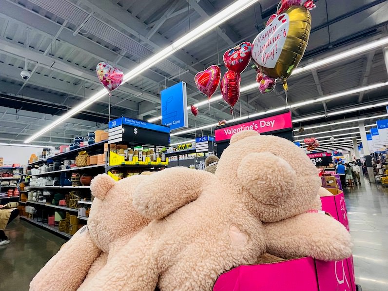 ウォールマートのバレンタイン売り場の巨大クマ人形