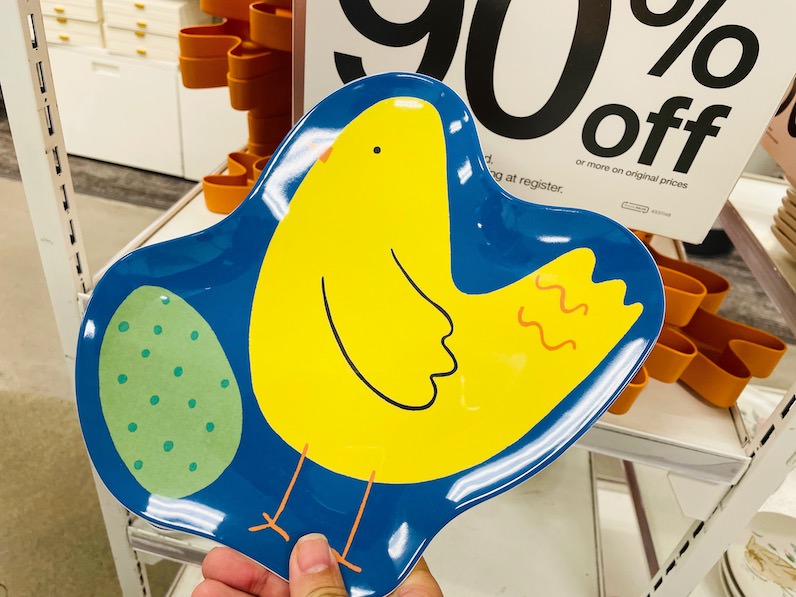 アラモアナセンターのターゲットのセール品、イースターのニワトリとたまごのプラ製皿