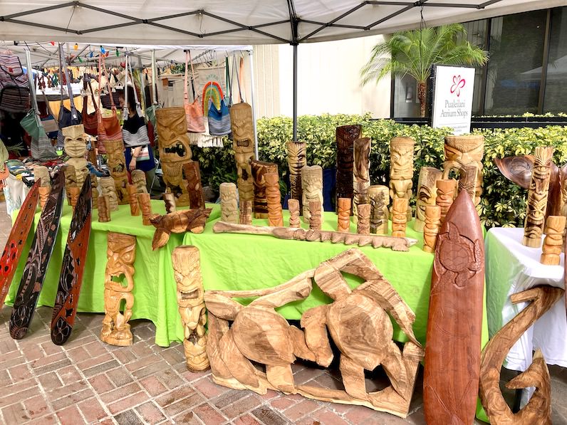 ハイアット・リージェンシーワイキキビーチのファーマーズマーケットの木彫り