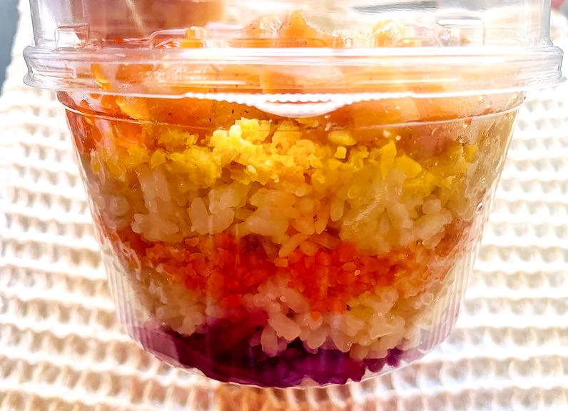 ヒゴト・ジャパニーズ・イータリーのサーモンいくら丼を横から見る