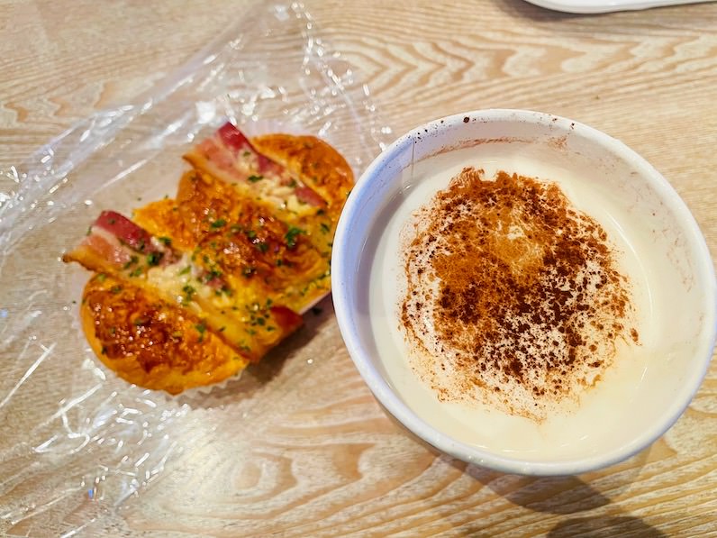 85℃ベーカリーカフェのソルトコーヒーとパン