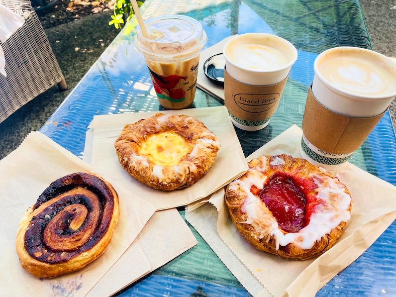 アイランド・ブリュー・コーヒーハウスのコーヒーとペイストリー