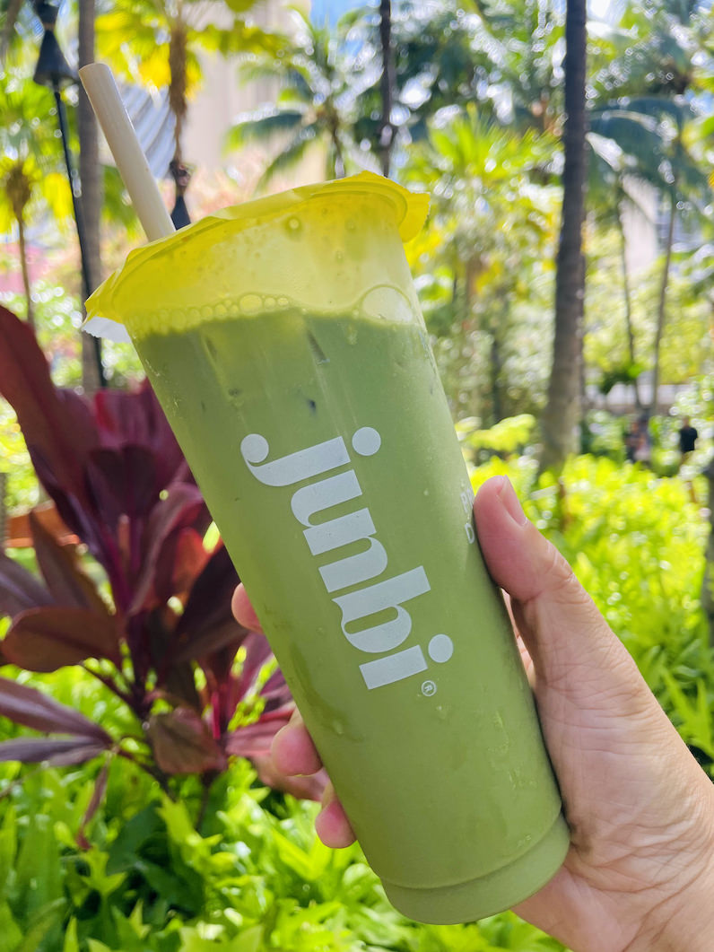 ワイキキの「ジュンビ／Junbi」のグァバ抹茶ラテ