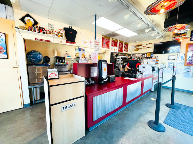 カカアコの「ハンクス・オート・ドッグ」の店内