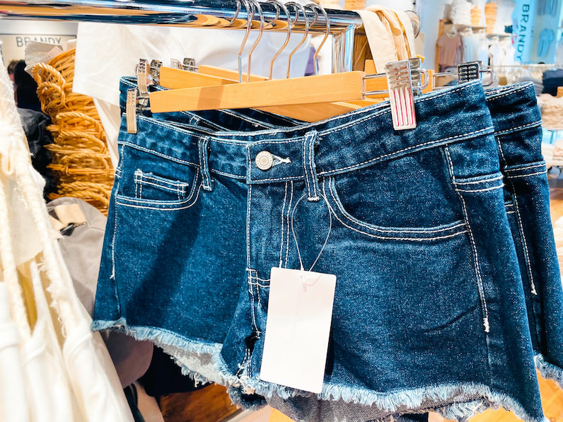アラモアナの「ブランディーメルビル」のデニムショートパンツ