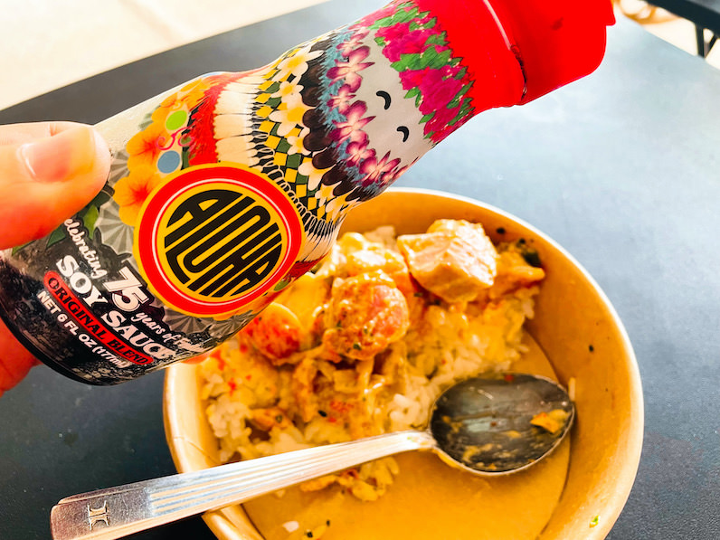 フードランドのポケ丼にアロハ醤油を掛ける