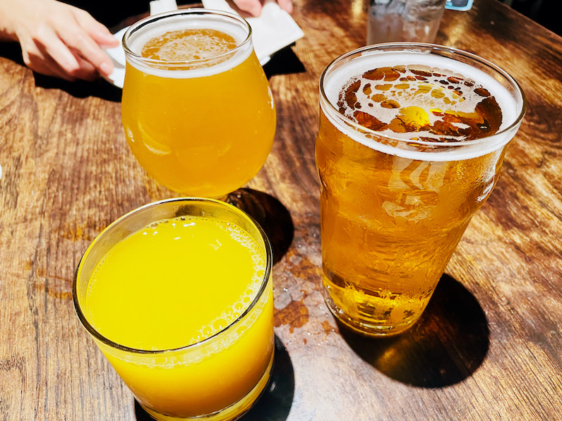 マウイブリューイングカンパニーのビールとジュース