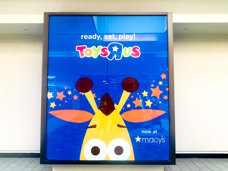 カハラモールにトイザらスの看板