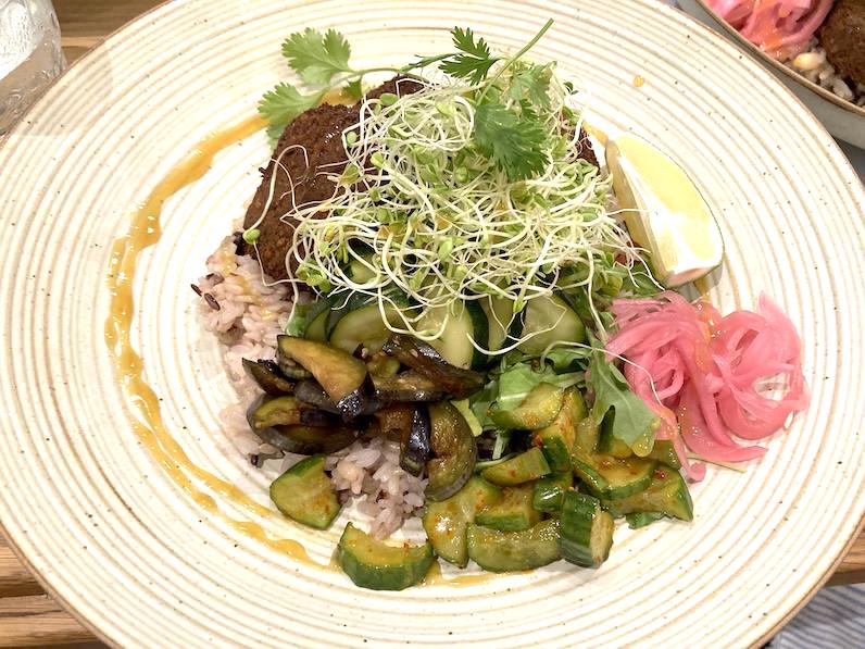 ハワイカイのヘブンリー・アイランド・ライフスタイルの有機枝豆のファラフェル丼
