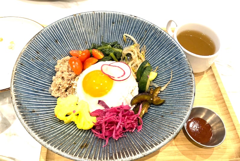 ハワイカイのヘブンリー・アイランド・ライフスタイルの地元農家の野菜と豚肉のビビンバ(