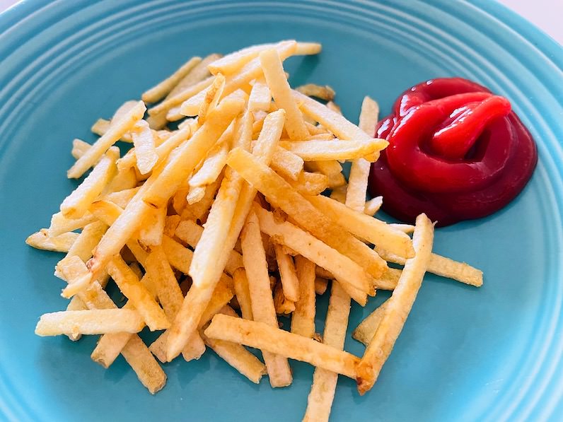 ピクニック（pik･nik）をお皿に出してケチャップ添える