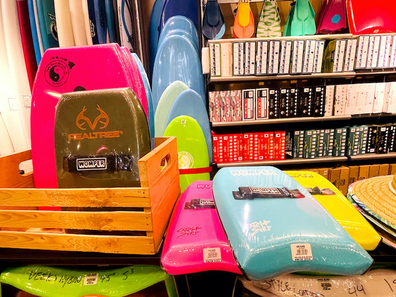 アラモアナセンターのT&Cサーフのボード売り場
