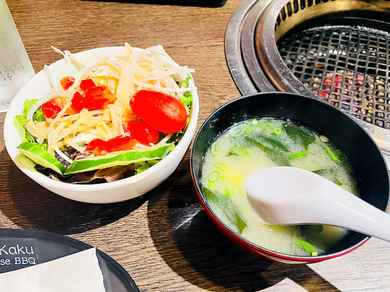 ハワイの牛角ランチセットのサラダと味噌汁