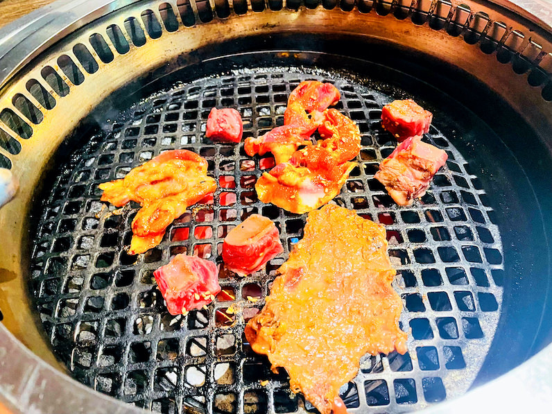 ハワイの牛角肉を焼く
